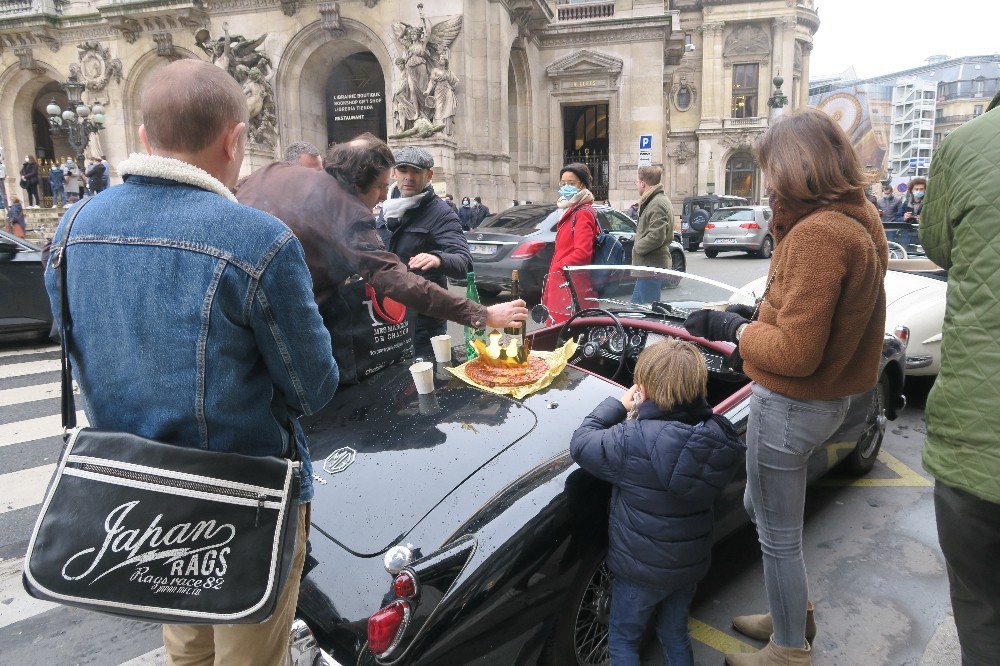 Paris’te 700 klasik araba, geleneksel sokak turuna çıktı