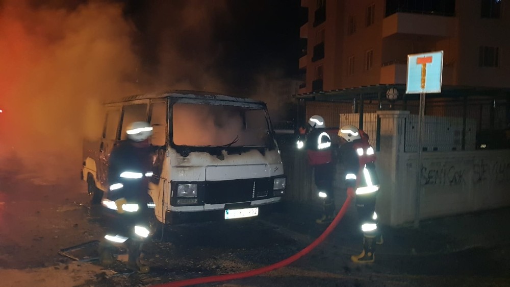 Park halindeki minibüs alev topuna döndü