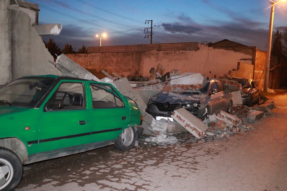 Park halindeki otomobillerin üzerine beton düştü