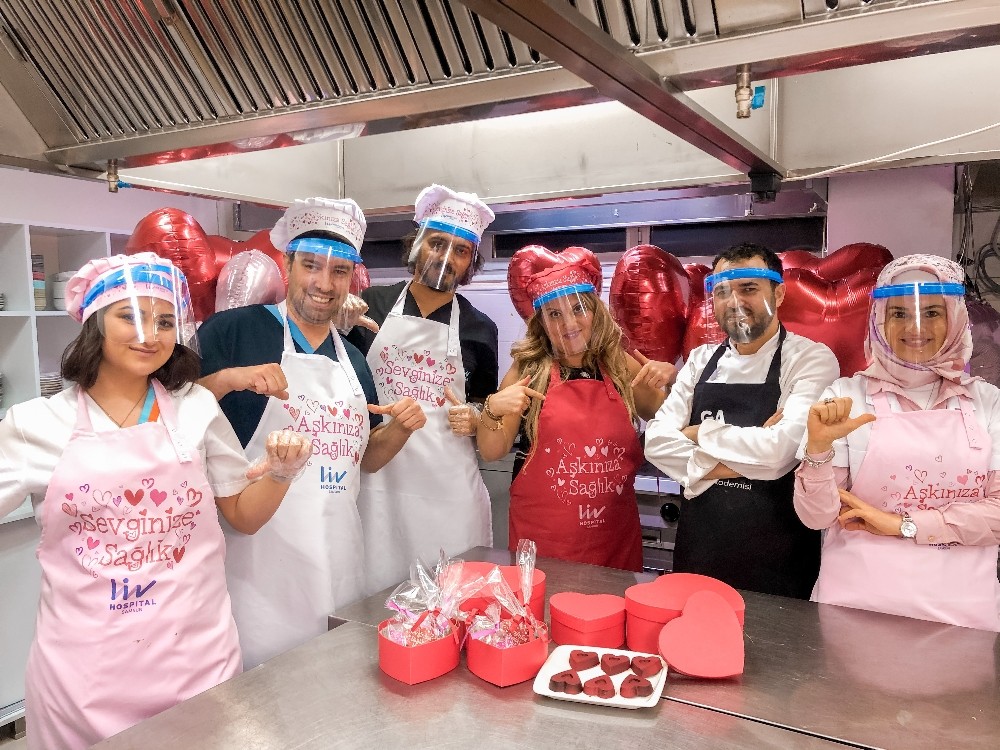 Sağlıkçılardan “Sevgililer Günü” çikolatası