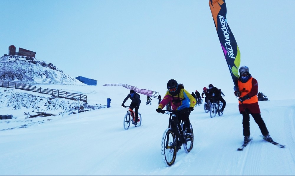 Sporseverler Palandöken’de hem yarıştı hem eğlendi
