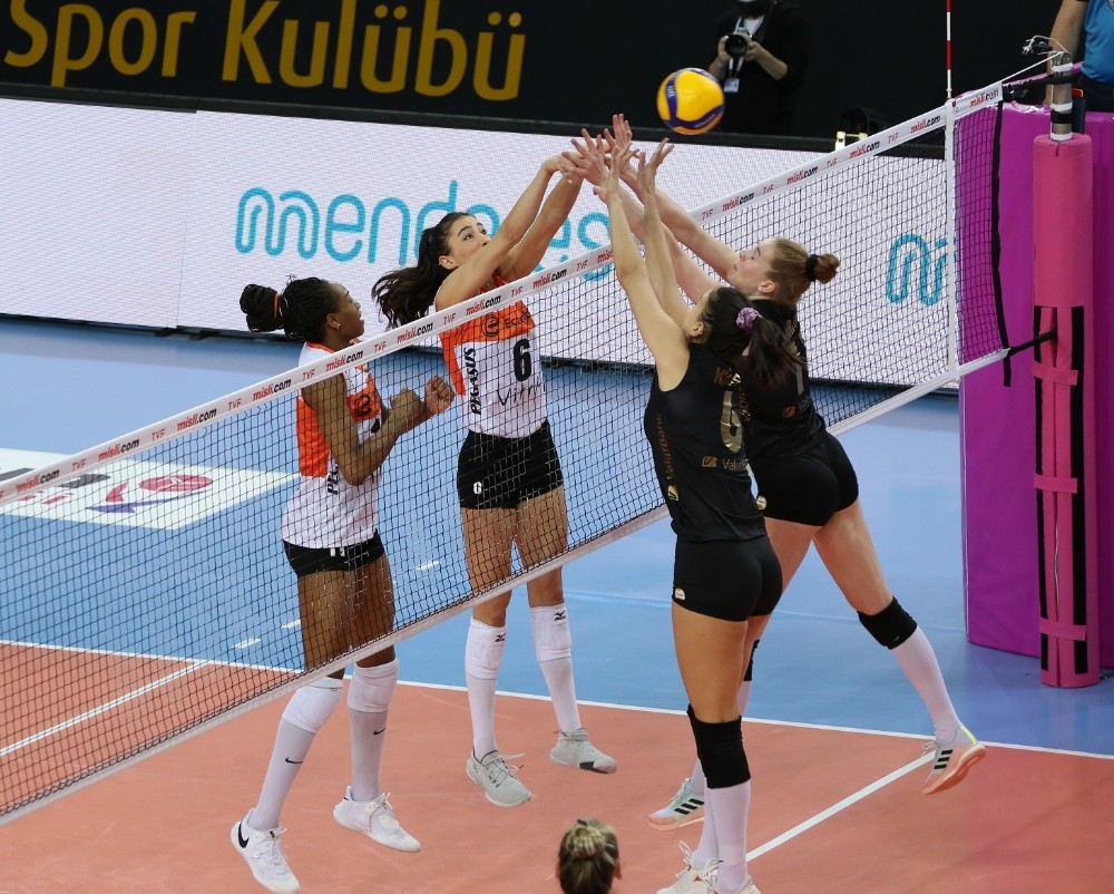 Sultanlar Ligi: VakıfBank: 3 – Eczacıbaşı VitrA: 0