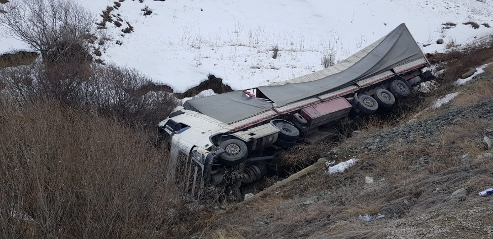 Sürücü uyudu, tır dereye uçtu