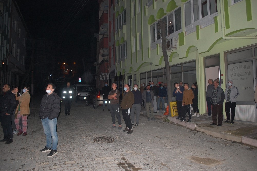Tamiri biten çatıda yangın çıktı, mahalleli sokağa döküldü