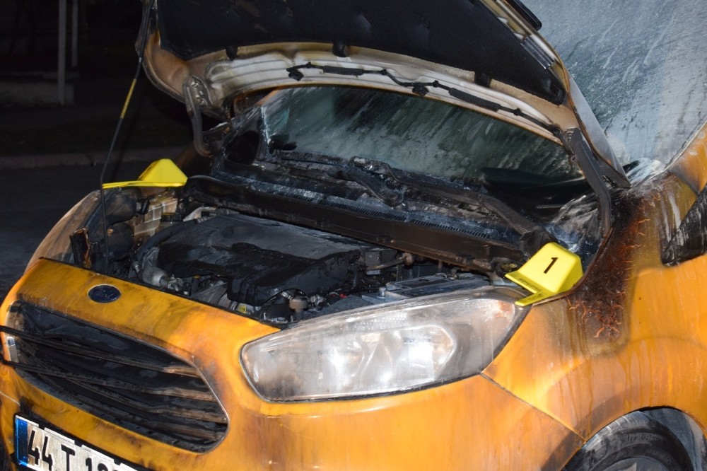 Tartıştığı kişinin aracına benzin döküp ateşe verdi