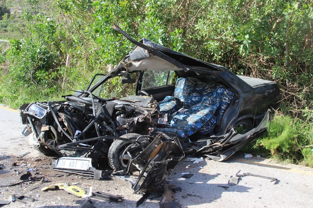 Taş dolu kamyon, otomobille çarpıştı: 2 yaralı