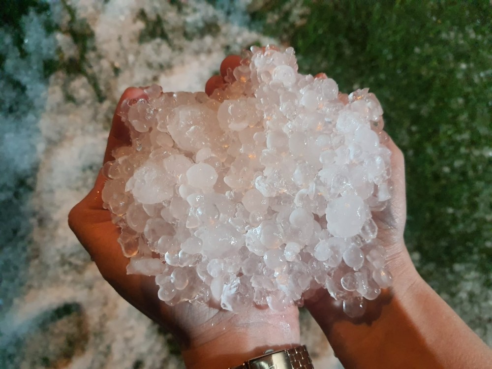 Urla’da dolu yağışı etkili oldu