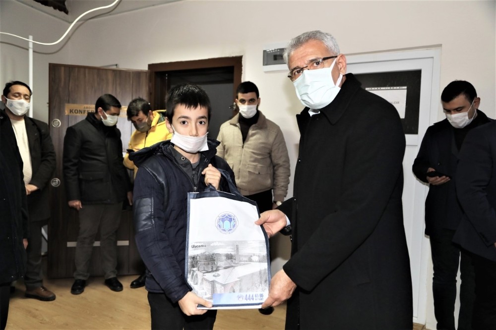 Yetim çocuklara tablet hediyesi