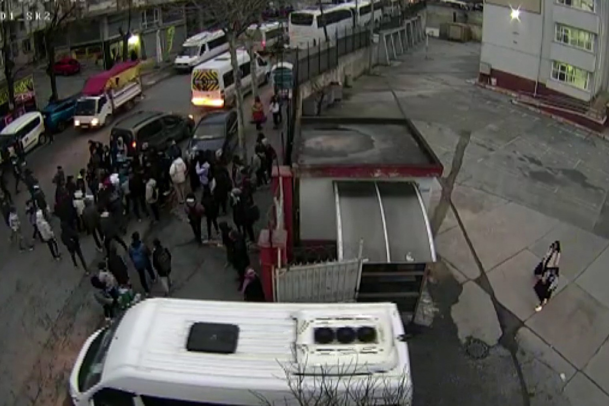 Okul önünde liseli gence silah ve bıçakla saldırdılar