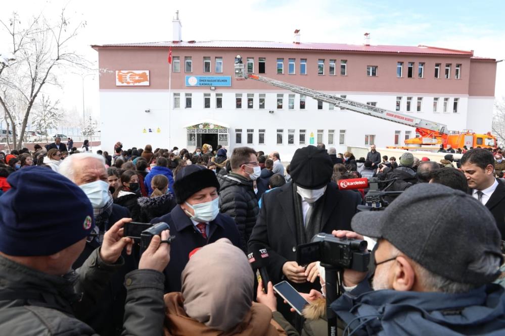 Vali ve belediye başkanı öğrencilerle birlikte deprem tatbikatına katıldı