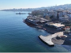 Bir dalga kırıcı set de Değirmendere sahiline